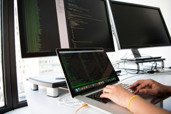 明月智慧取得車載娛樂資訊系統音訊轉換測試裝置專利，將處理後的單端訊號上報給電腦進行測試:測試