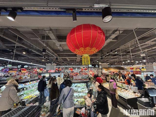 貨架滿滿當當，市民忙購“年味”