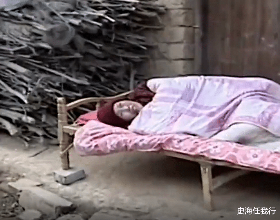 原創夫妻養育四子女，年老癱瘓後被丟門外，兒子叫囂：讓法律來懲治我