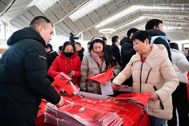 北京朝陽站書法家現場“送福”，伴旅客溫暖歸途