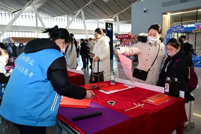 北京朝陽站書法家現場“送福”，伴旅客溫暖歸途