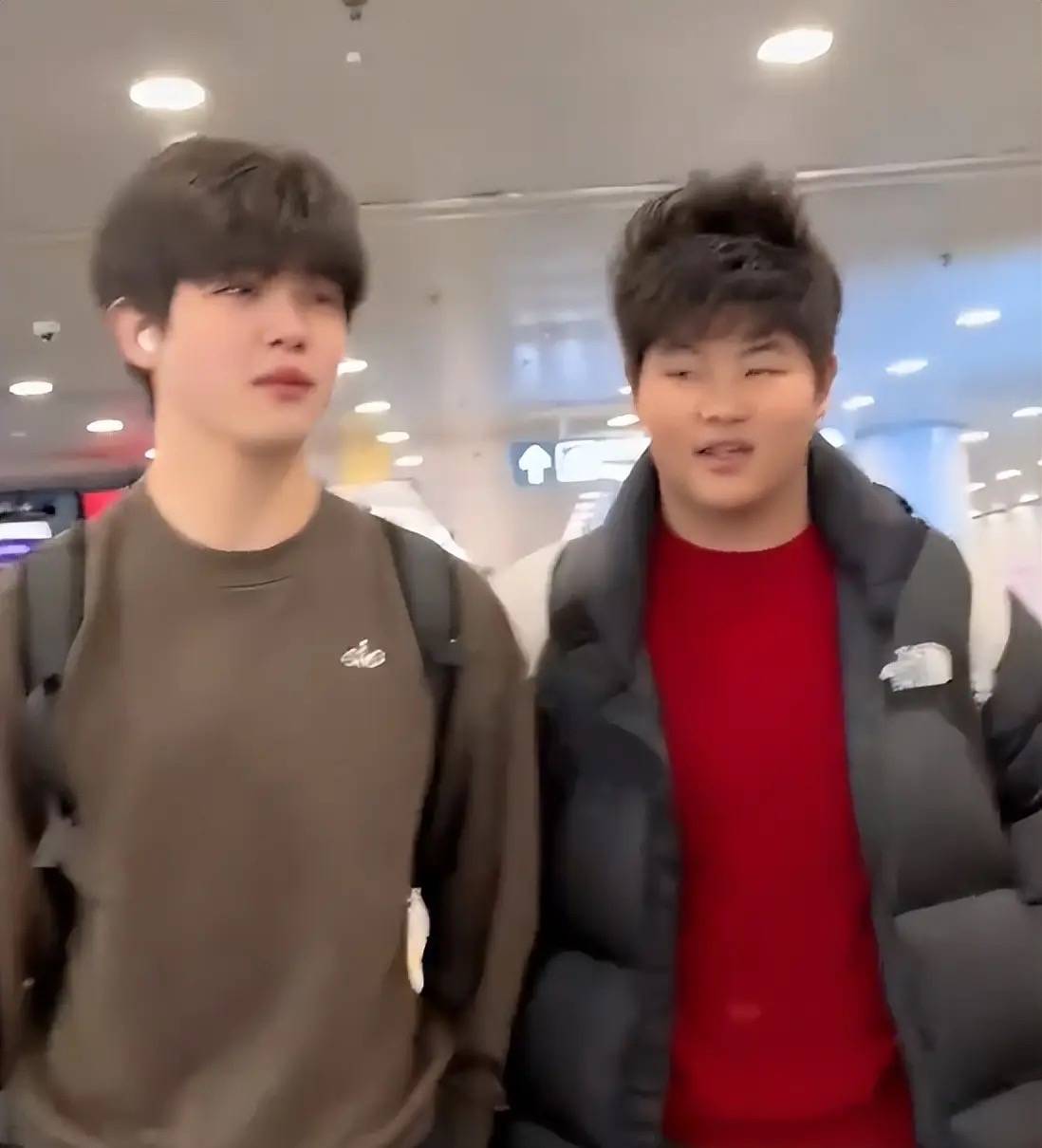 原創胡可14歲兒子曬留學生活，住60平套房有兩面牆衣櫃，吃火雞面解饞