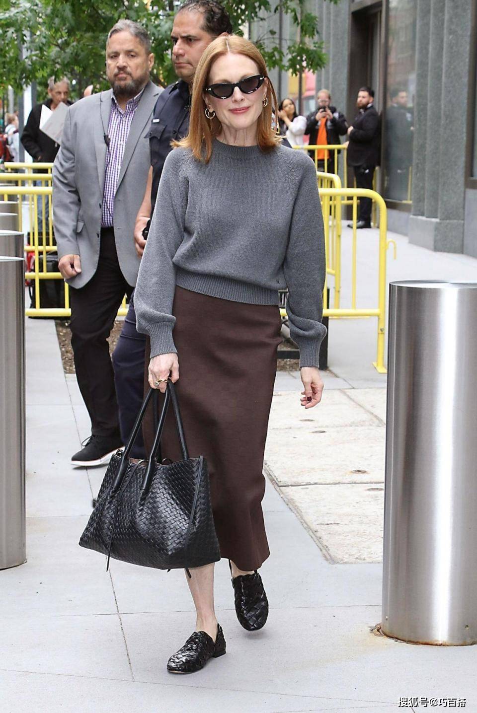 原創50+女性冬季穿搭別跟風！簡單基礎永遠是王道，穿得太花會變土