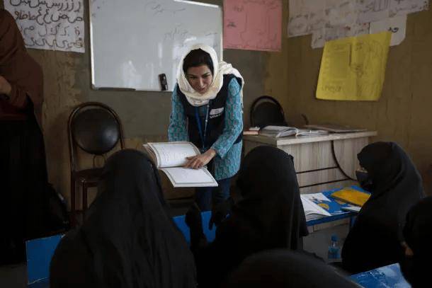 阿富汗永久禁止女性讀中學大學？220萬女孩恐變文盲，偷著學被逮會受罰？