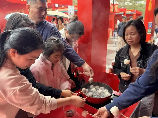 產品熱銷商家緊急調貨，汕頭金平區攜潮味美食亮相“粵享年集”