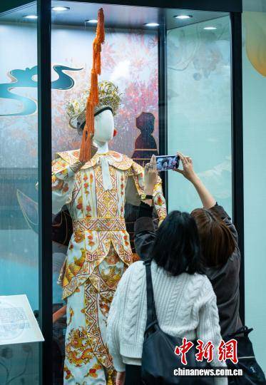 香港都會大學展出粵劇名伶經典戲服