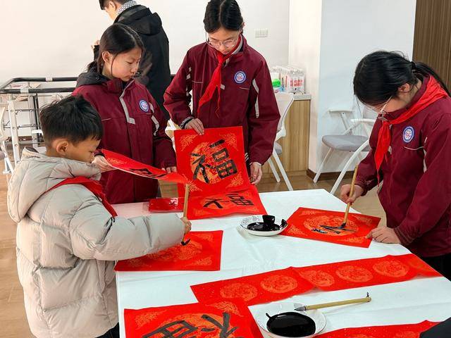 鄭州市二七區京廣路小學“小小書法家”把祝福送給普通民眾