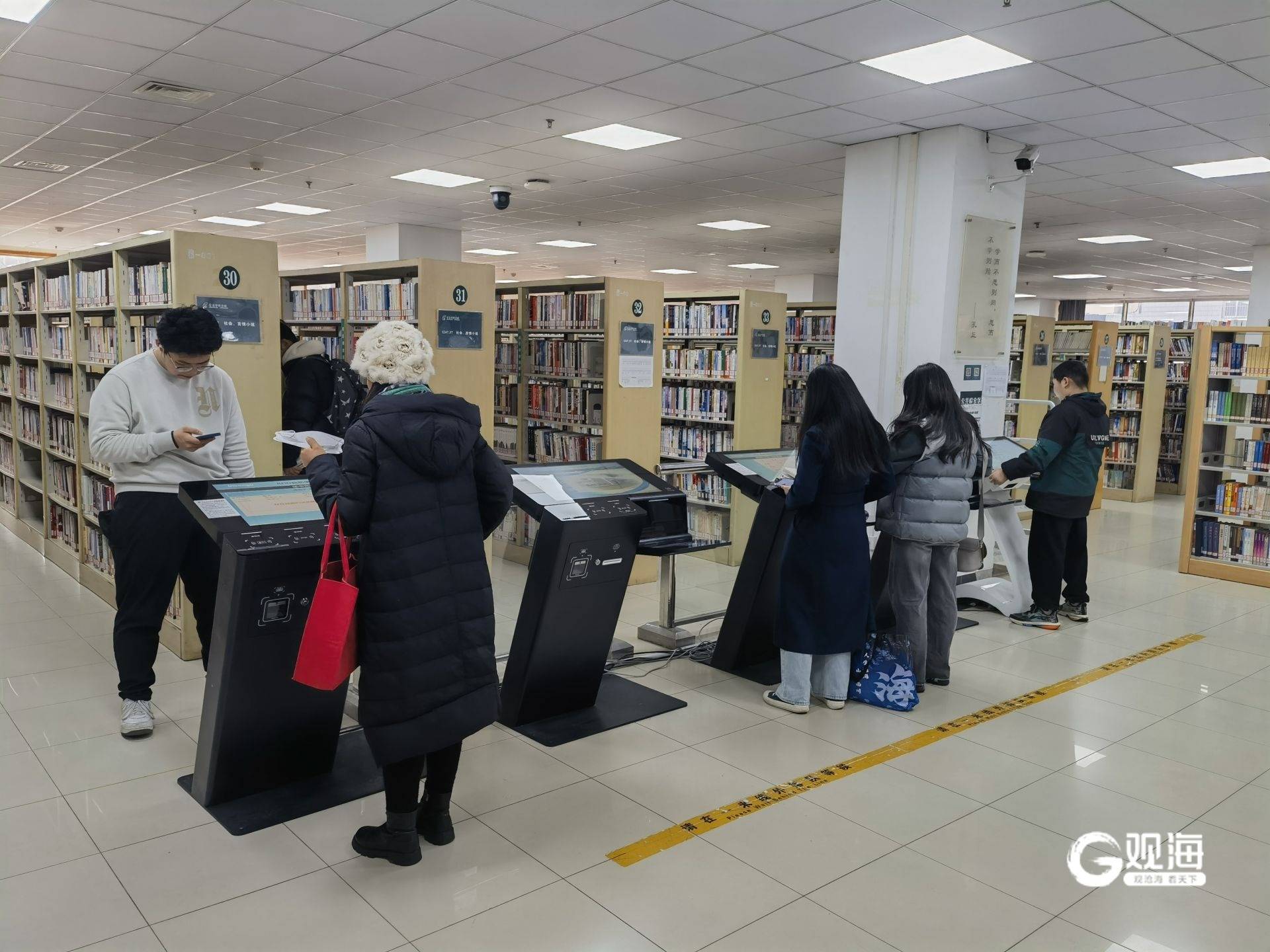 圖書館裡，青島市民讀者“充電”迎新春