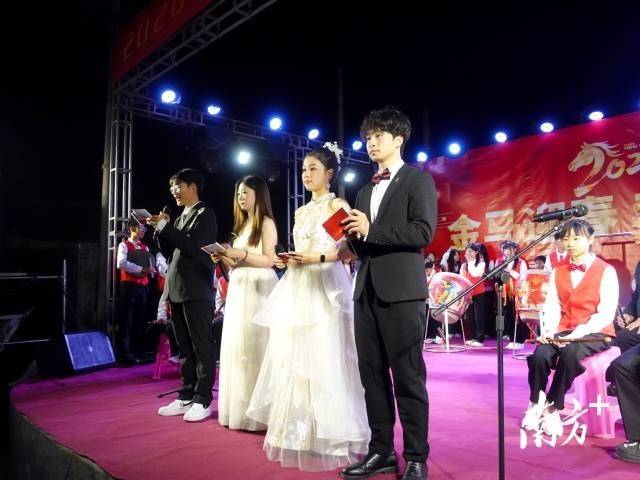 “00後”大學生回鄉接棒辦“村晚”