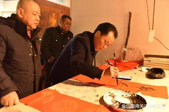 紮根人民 書法“五進”——曾昭才先生的藝術堅守與人民情懷