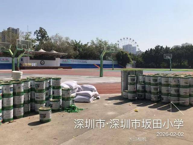 操場提前施工，招標姍姍來遲？龍崗一小學運動場改造陷程式爭議