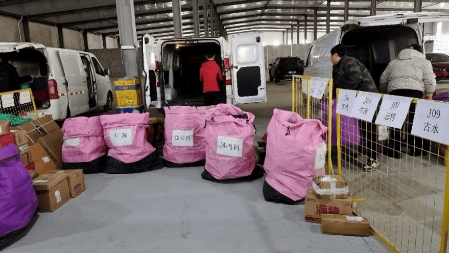 拼多多“兜底”快遞進村中轉費，偏遠鄉村加速進入“包郵區”