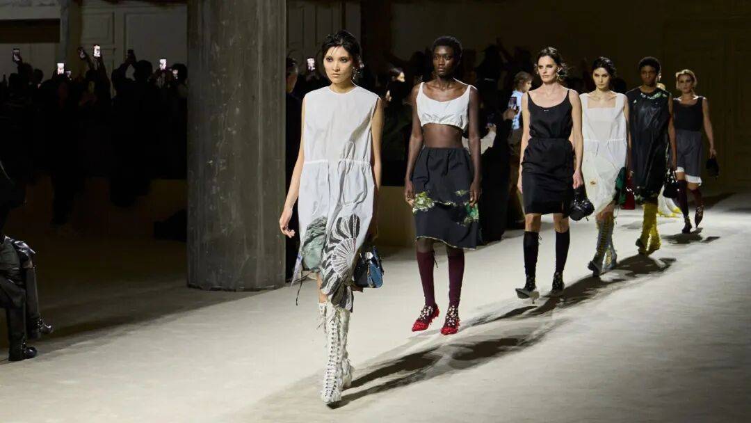 十五位女性，六十套造型，Prada 如何理解穿著