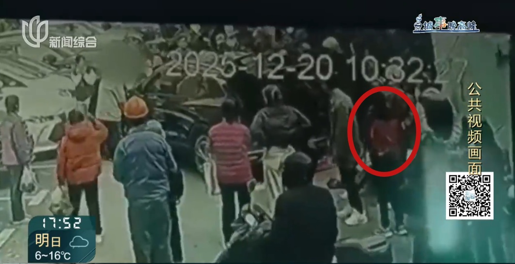 上海母女在小區祭掃時被撞！快遞小哥為救人腰椎骨折，手術費犯難！別讓好人寒心...