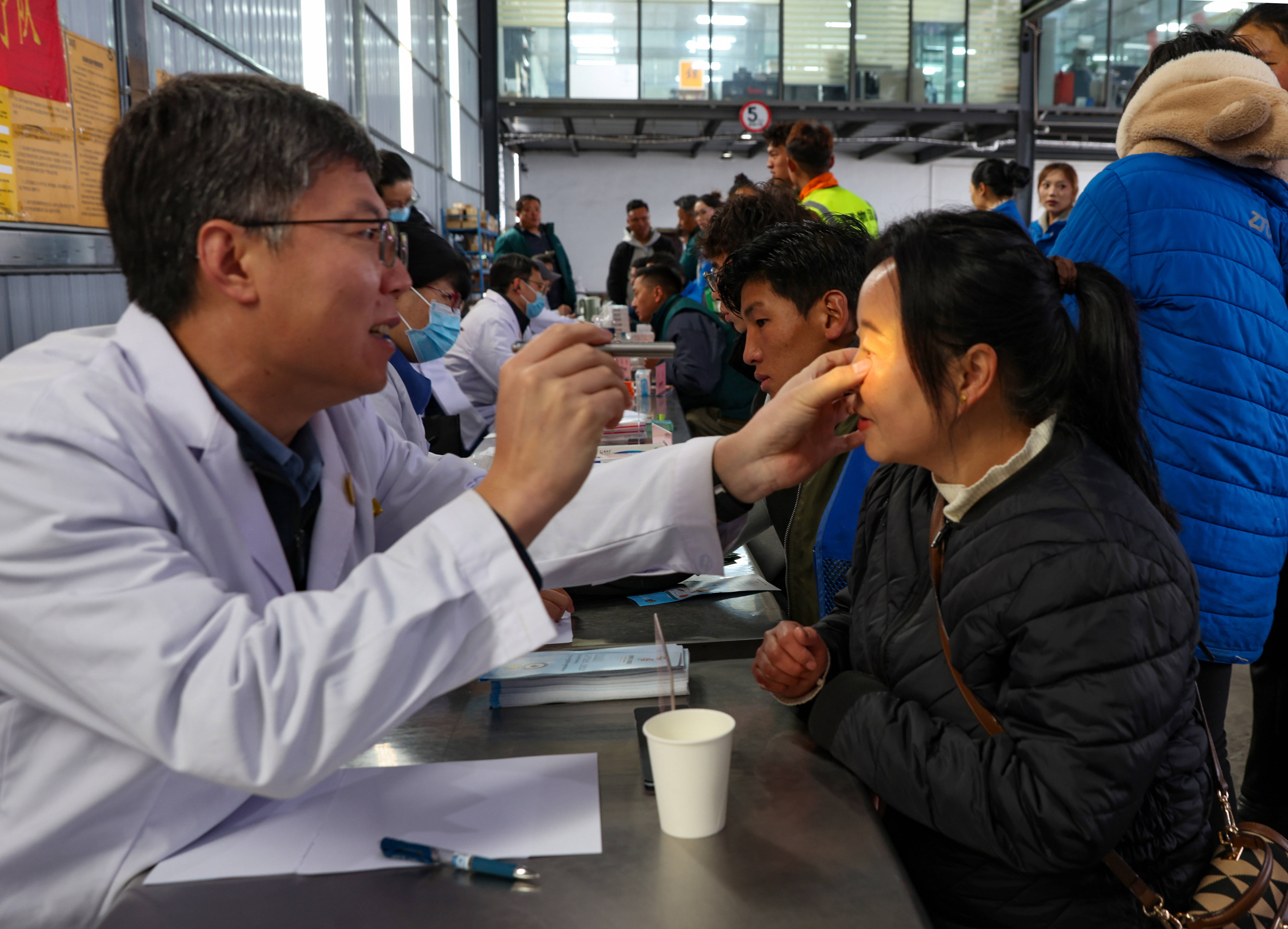 北京援藏醫療隊為拉薩快遞從業人員義診