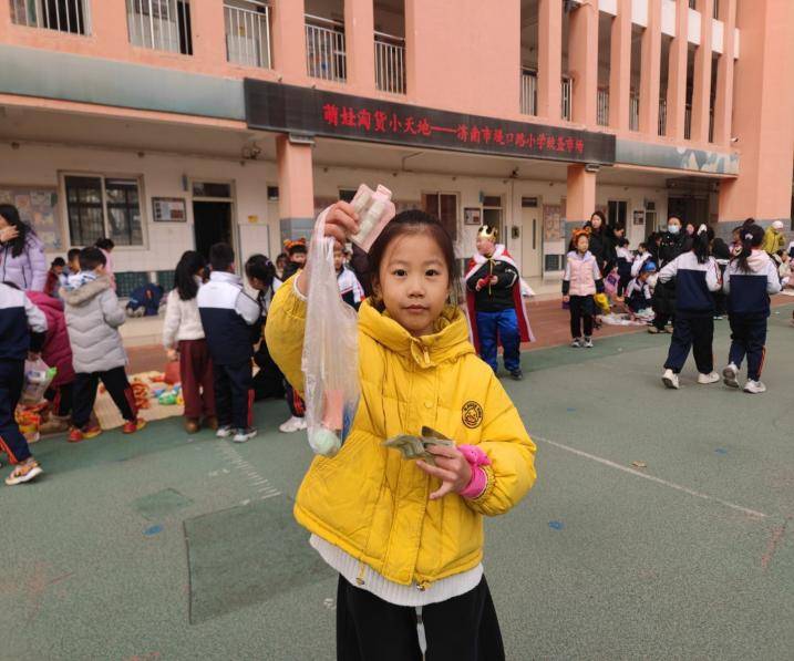 舊物流轉傳暖意 濟南市堤口路小學跳蚤市場熱鬧開市
