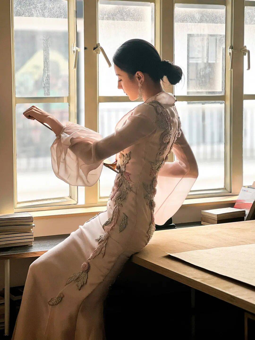 原創迪麗熱巴｜淺粉深 v 刺繡禮裙，人間絕美！