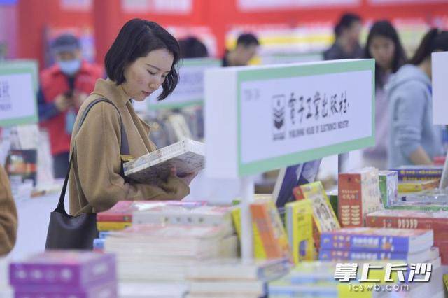 週末書海“補電”！2026長沙圖書交易會人氣火爆 ｜組圖