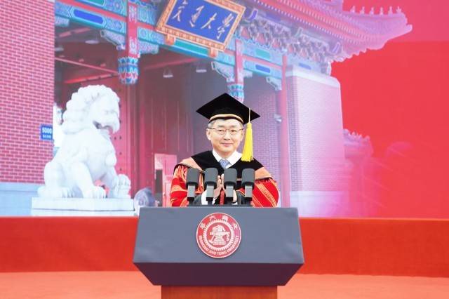 上海交大3500餘名研究生畢業，校長勉勵學生與國同行勇擔新使命