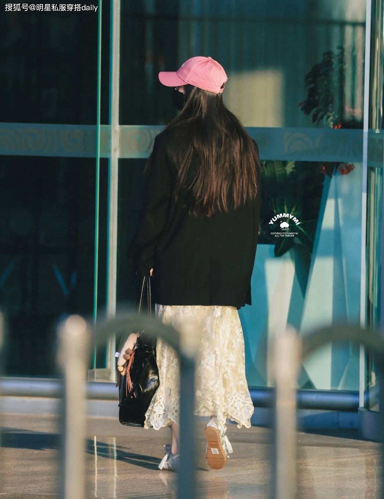 原創楊冪機場穿搭又火了！黑色西裝+白色刺繡半身裙，沒有穿搭瓶頸