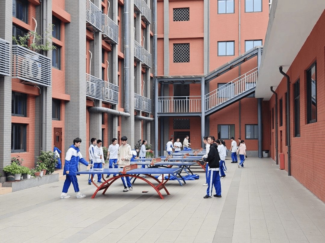 原創成都老牌中學逆襲！72 載守心育人，成教育界黑馬！