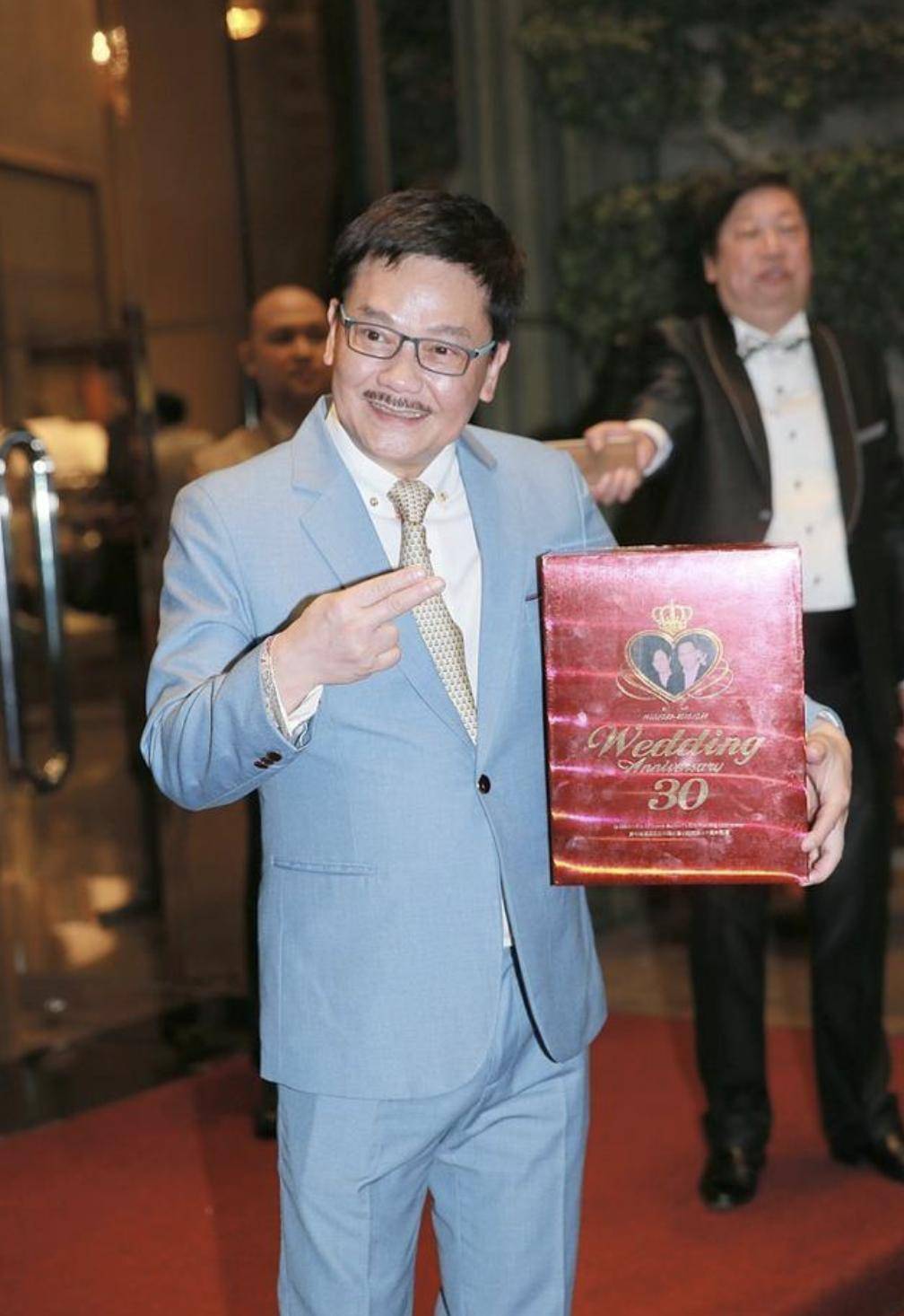 原創76歲黃玉郎自曝在辦離婚，坦誠欠債3000萬，已安排小37歲妻子搬家