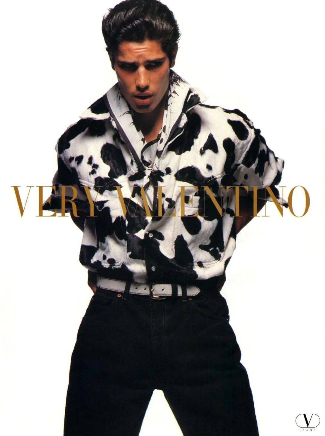 八十年代伊朗裔英國超模移民印度，曾為麥當娜拍攝MV