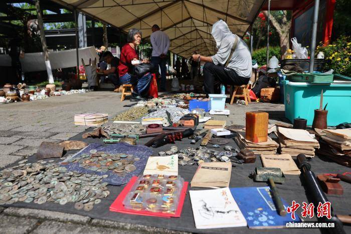 成都：全國300餘名收藏家攜藏品擺攤交流
