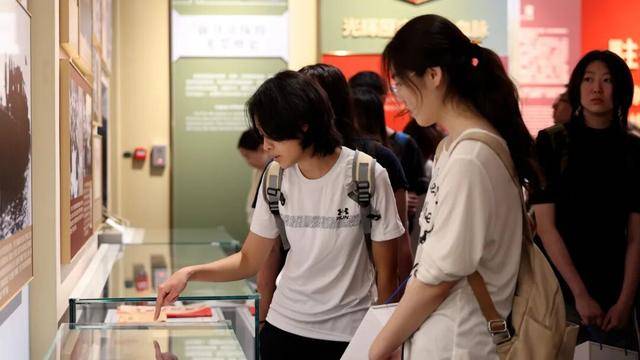 駐香港部隊組織香港青少年愛國主義和國防教育軍事體驗營活動