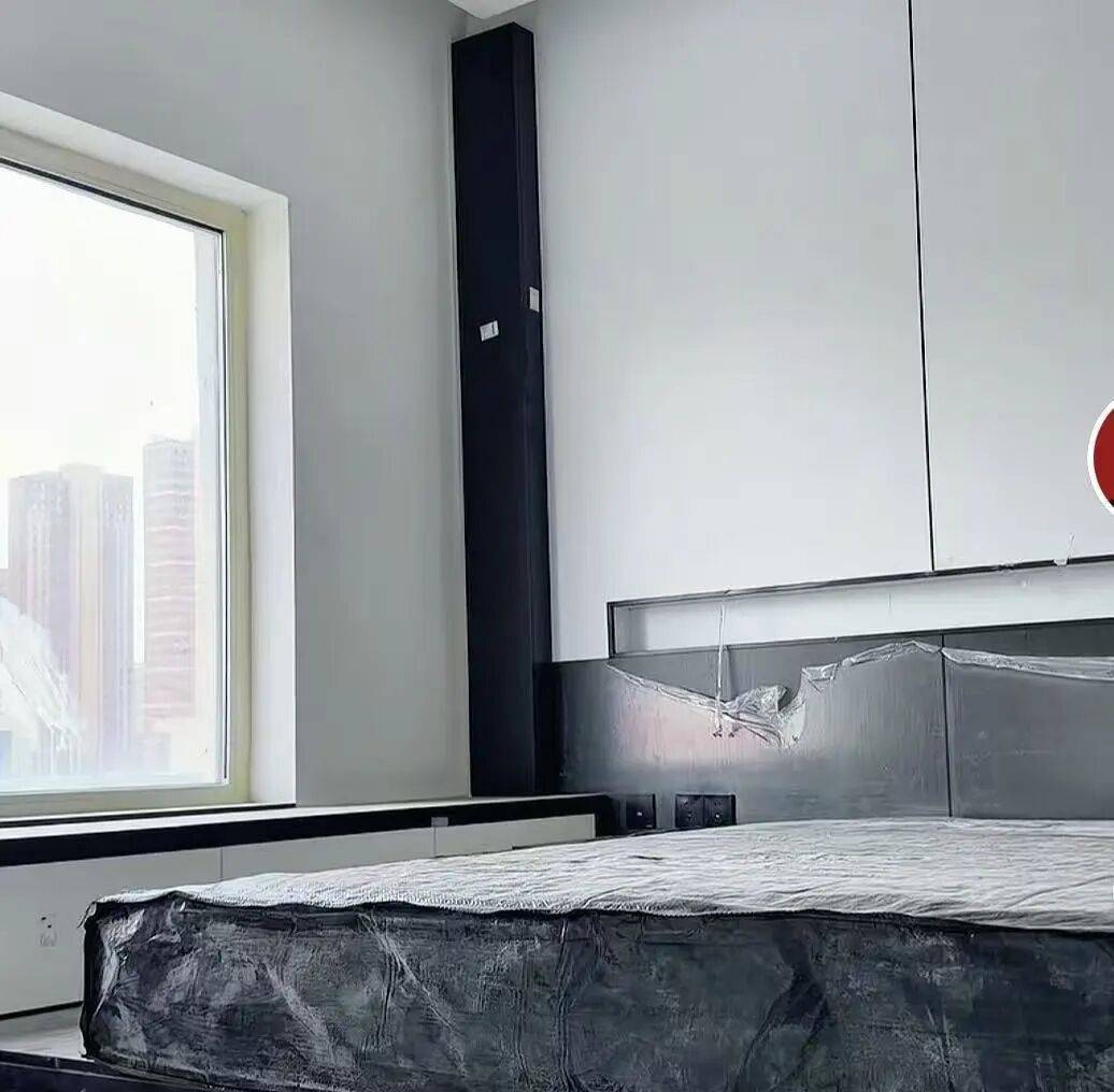 “極簡風”被裝修成“靈堂風”，當事人否認“34萬裝修400平米”：裝修公司虛報600平米