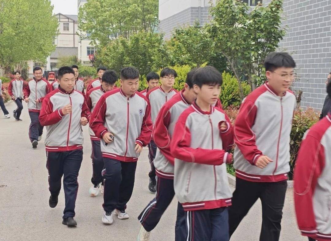 以練築防，護航成長，臨沂魯州高階中學開展宿舍消防應急演練