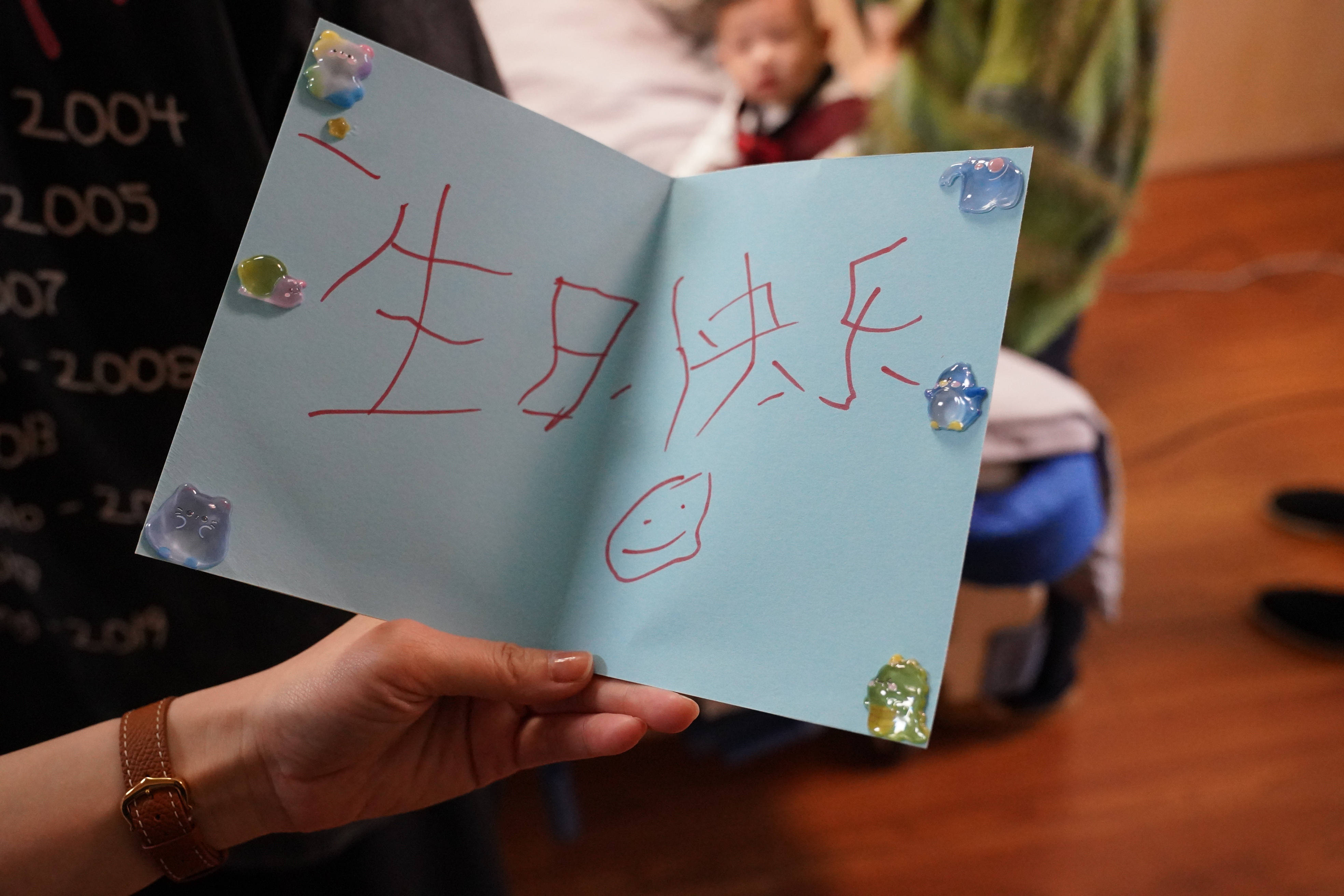 這張週歲生日賀卡背後，是滿滿的父愛和科技