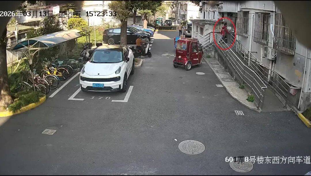 快遞員偷走同行投遞的7999元手機，轉手賣掉！民警：你讓人家快遞員咋辦？