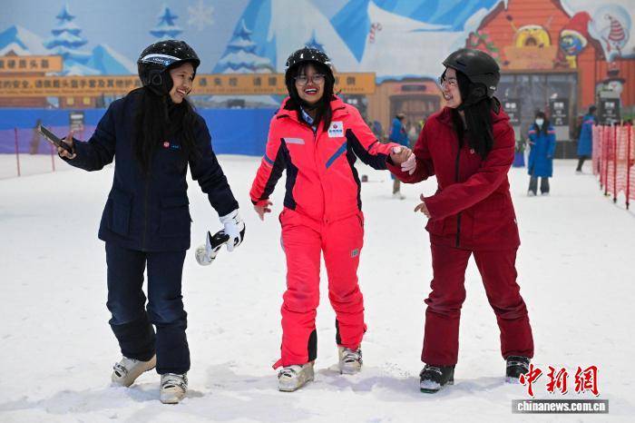 東南亞、南亞留學生“春城”昆明體驗冰雪運動魅力
