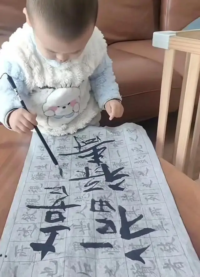 蘇州2歲半寶寶寫字看呆網友，拿石筆在地上寫字乾淨利落，媽媽：家中沒人擅長書法