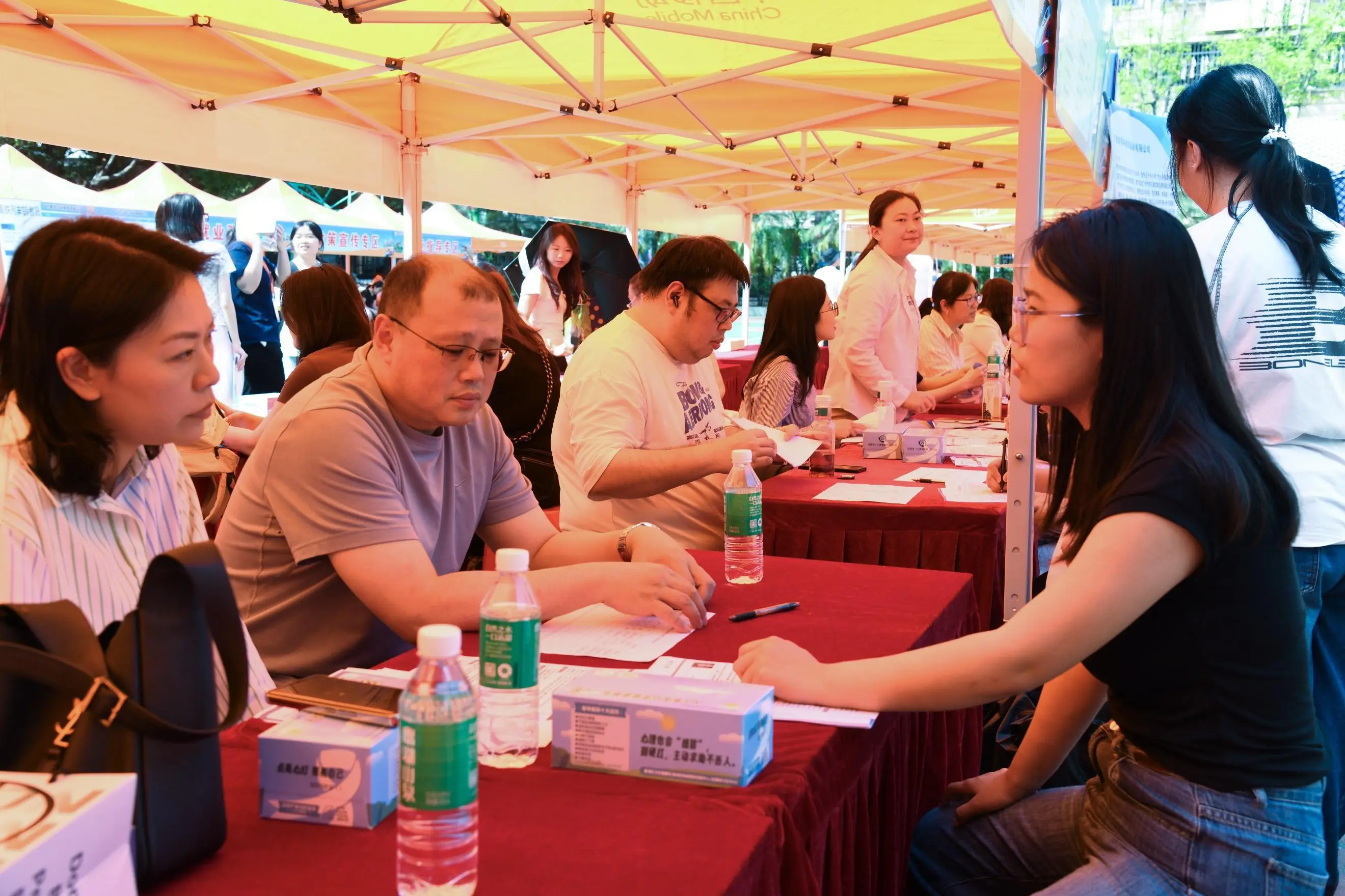 荔南“通福職通車”招聘活動走進廣東工貿職院，60餘家廣佛企業攜1600餘崗位跨域攬才