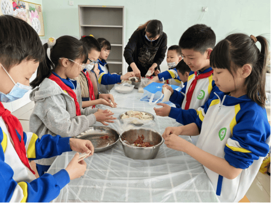 淄博市博山區四十畝地小學開展包水餃勞動實踐活動