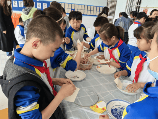 淄博市博山區四十畝地小學開展包水餃勞動實踐活動