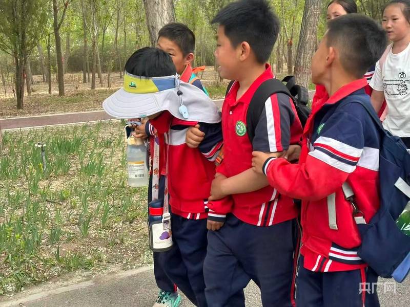 寧夏銀川：華西小學開展 20 公里徒步紅色思政實踐活動