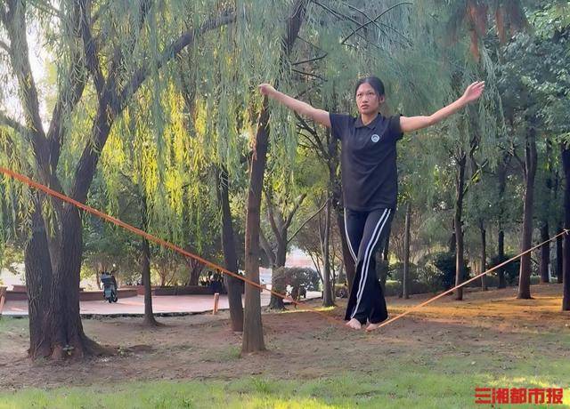 憑藉2.5釐米寬扁帶高空行走，女大學生備戰全國大賽