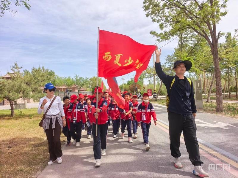 寧夏銀川：華西小學開展 20 公里徒步紅色思政實踐活動