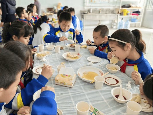 淄博市博山區四十畝地小學開展包水餃勞動實踐活動