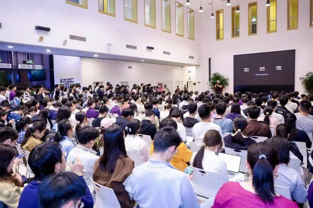 500人擠爆會場：強腦科技清華招聘