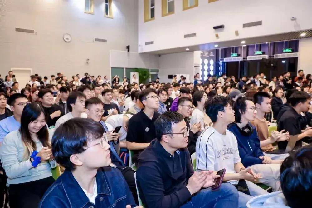 500人擠爆會場：強腦科技清華招聘