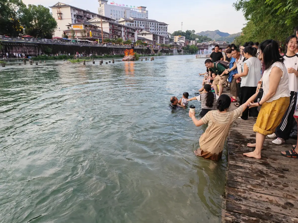 三歲兒童落水，路過大學教師縱身一躍