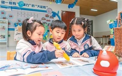 電子產品成“臨時保姆” “電子帶娃”暗藏隱憂