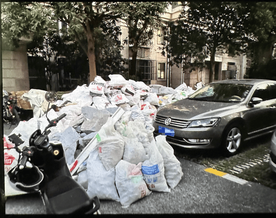 佔據車位、招惹蚊蠅……這個小區裝修垃圾堆到吞沒車頭！