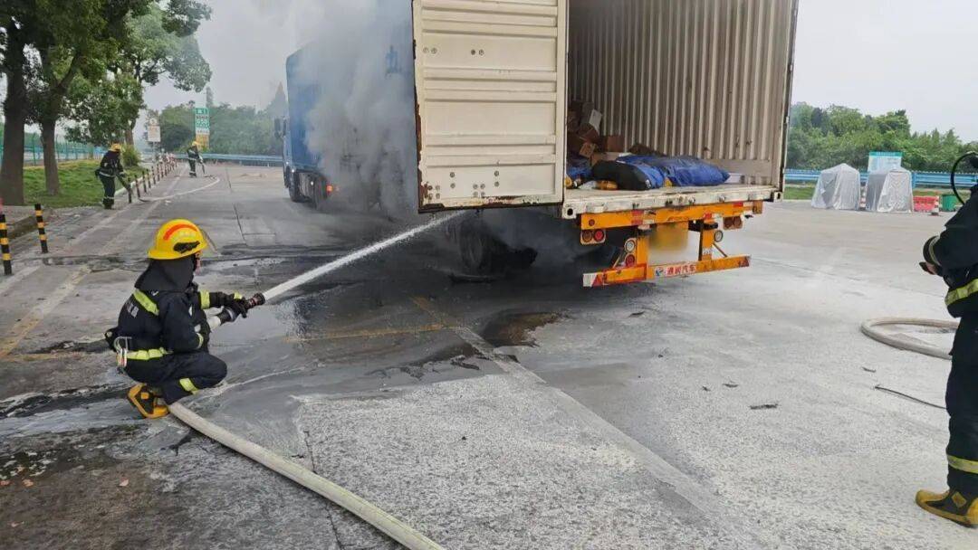 宜昌一快遞車起火！快查下你的物流資訊