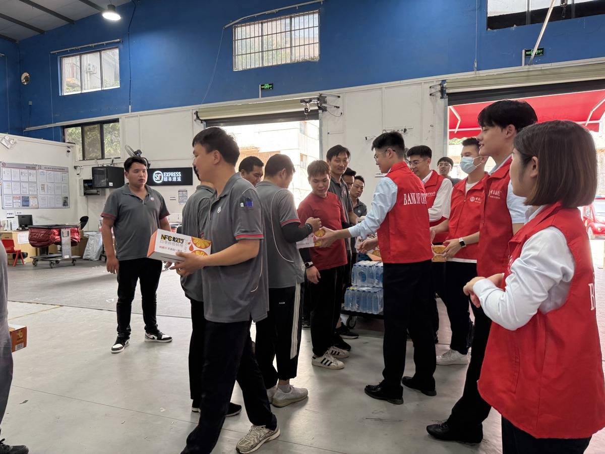 武漢一快遞站點收到一份特殊派送，快遞小哥成“收件人”