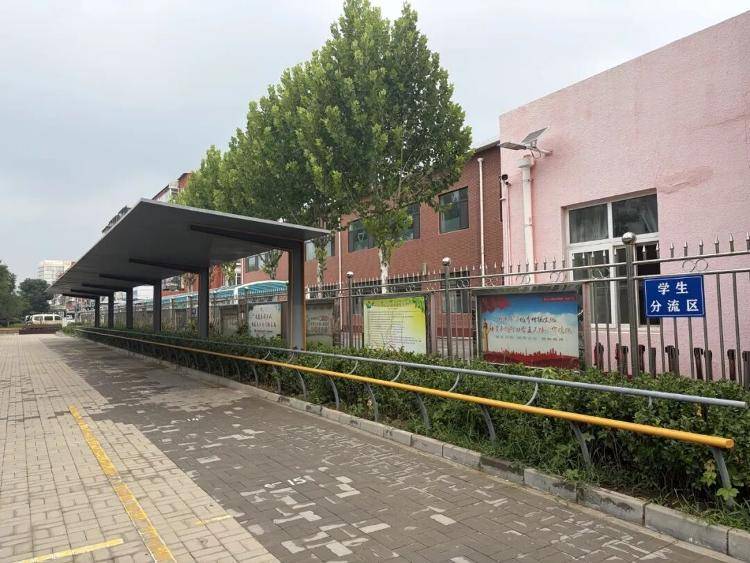 小學門口的“一根棍兒”，怎麼就火了？